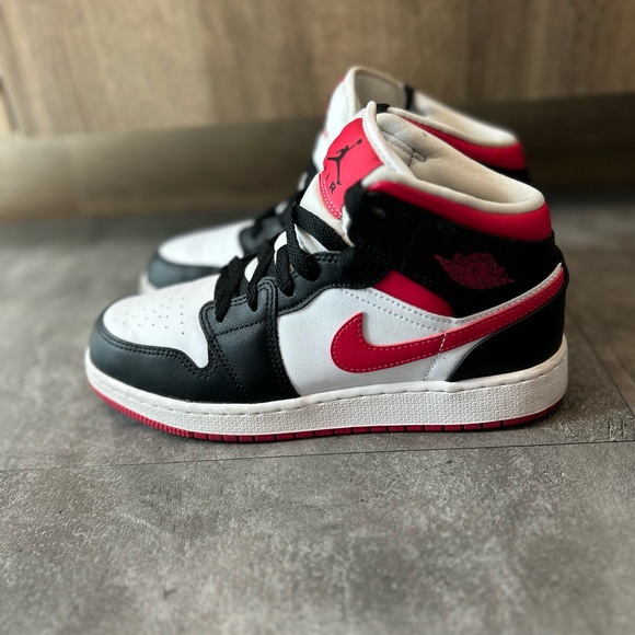 Air Jordan 1 Mid Kid’s Sneakers Size 5Y Black Red - Picture 2 of 8